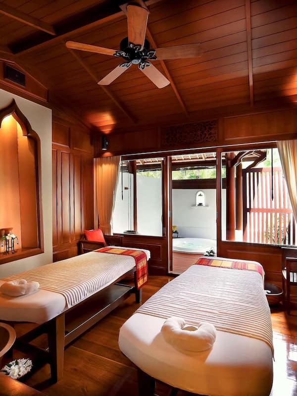 Hot tub, Turkish bath/hammam, body treatments, aromatherapy
