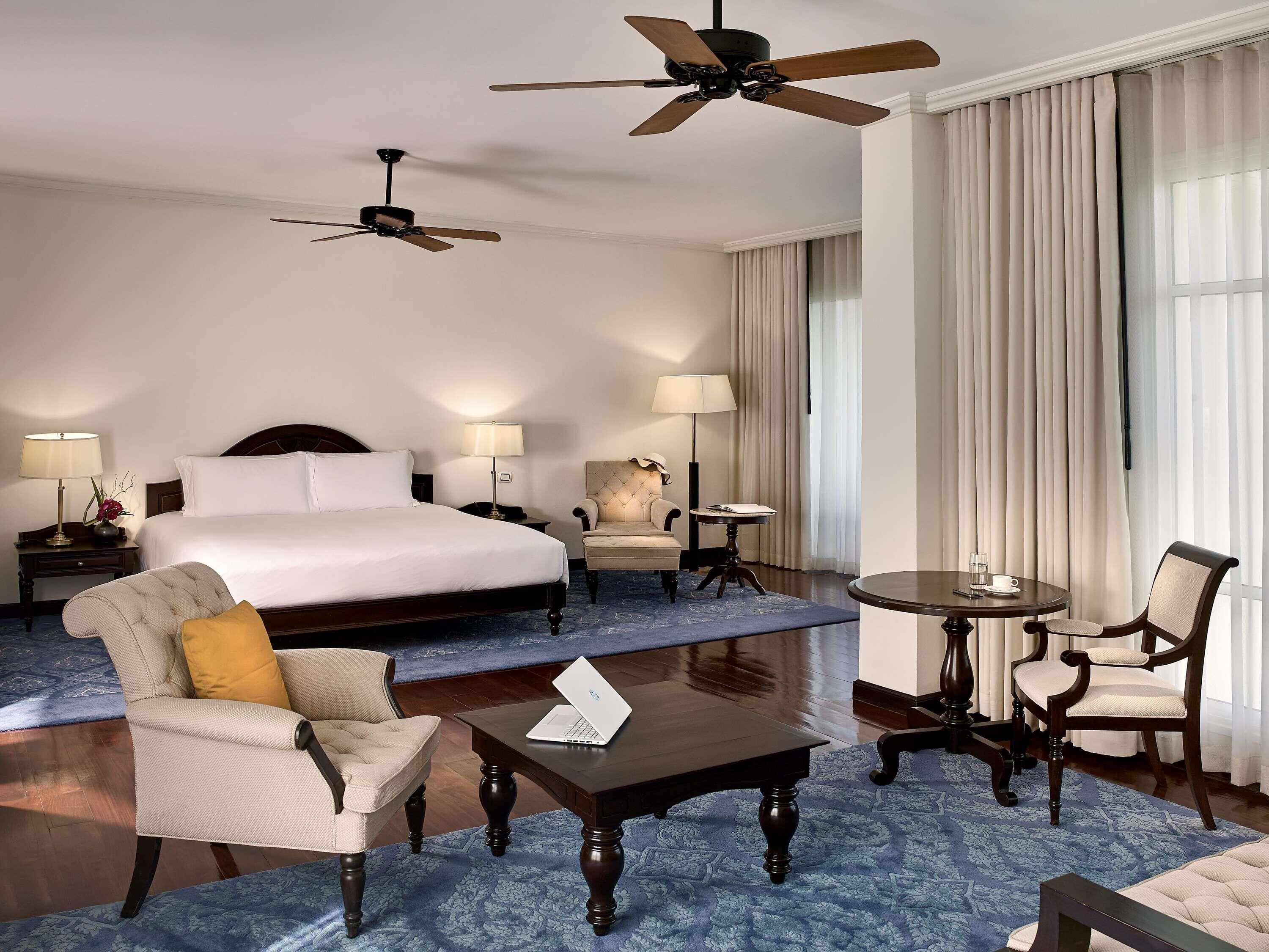 Suite junior, 1 cama King size, balcón, vista al jardín | Ropa de cama de alta calidad, edredón y minibar 