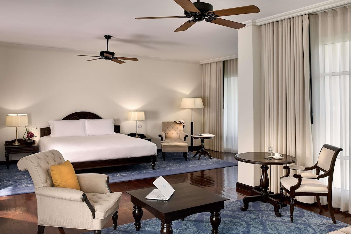 Suite junior, 1 cama King size, balcón, vista al jardín | Ropa de cama de alta calidad, edredón y minibar