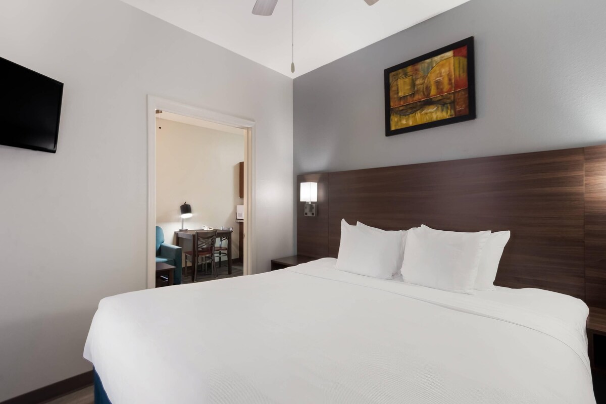 Suite, 1 kingsize bed met slaapbank, toegankelijk voor mindervaliden, niet-roken | Pillowtop-bedden, een bureau, verduisterende gordijnen