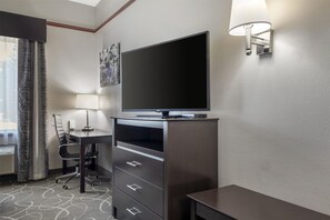 Quarto standard, 2 camas Queen, para não fumantes, geladeira e micro-ondas | Camas com colchões pillow-top, escrivaninha