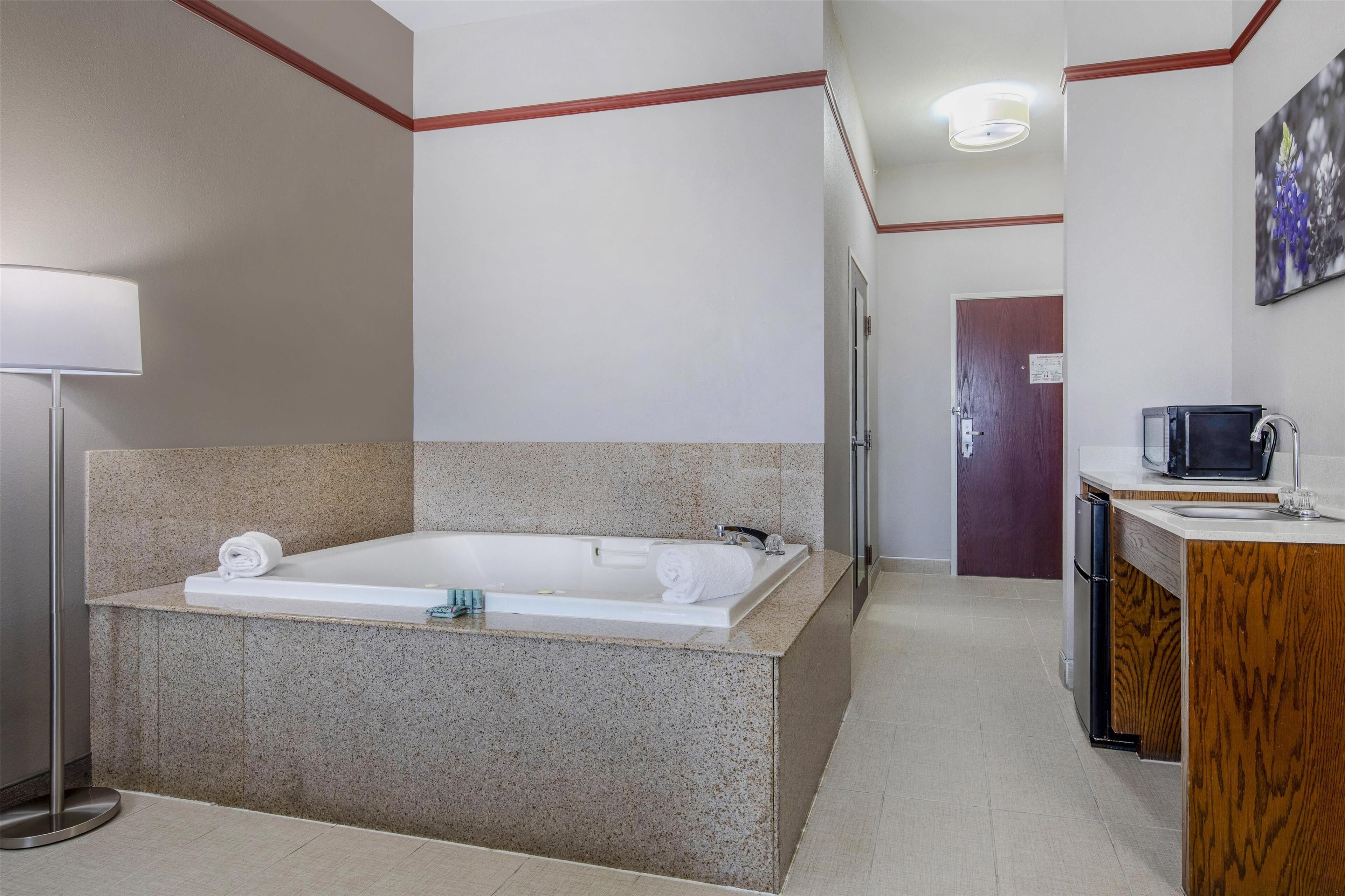 standard room, 1 king bed, accessible, jetted tub | pillow-top beds, desk, laptop workspace, iron/ironing board