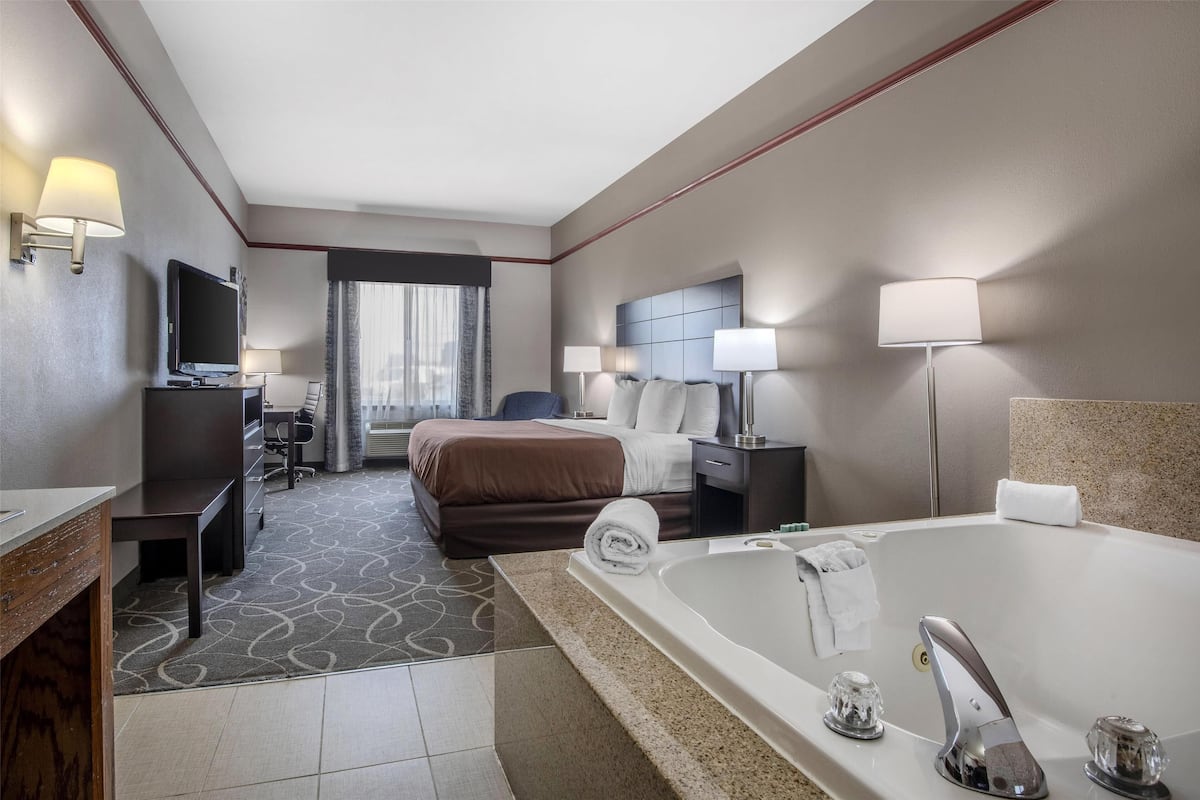 Standard Room, 1 King Bed, Accessible, Jetted Tub