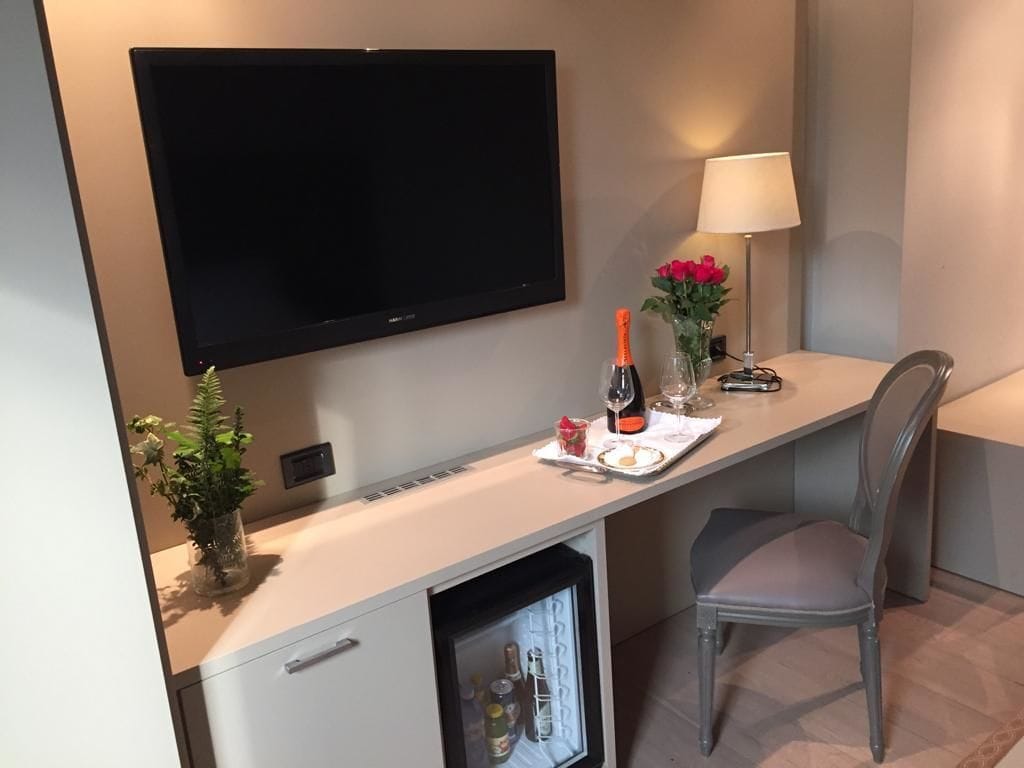 comfort room | minibar, in-room safe, desk, soundproofing