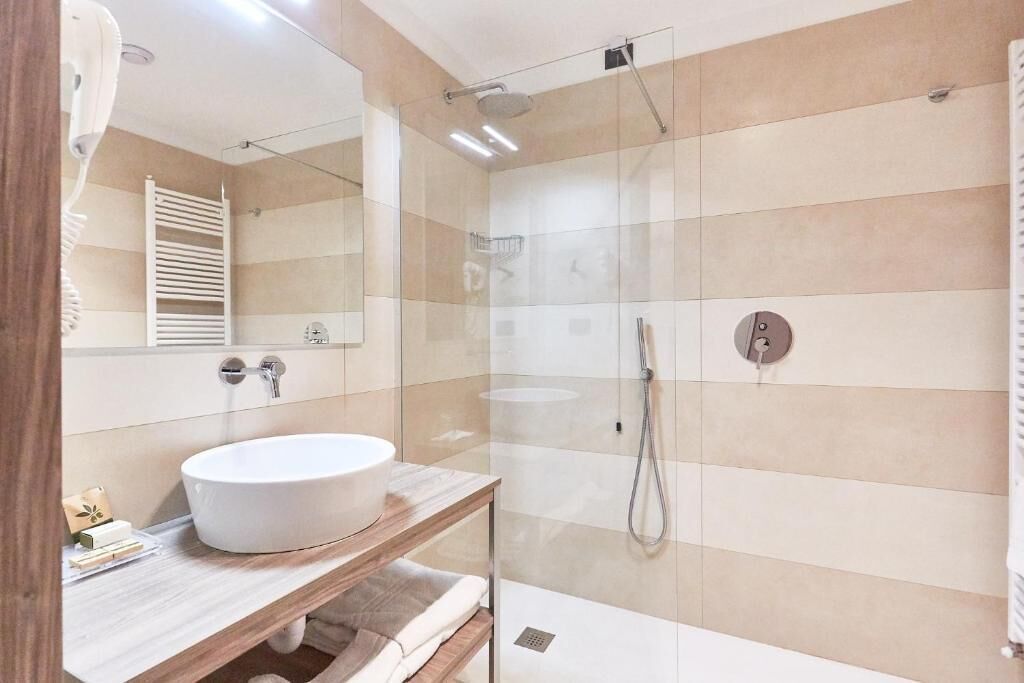 Regendusche, kostenlose Toilettenartikel, Haartrockner, Hausschuhe