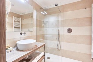 Douche cascade, articles de toilette (gratuits), séchoir à cheveux