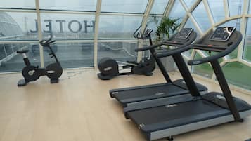 Ein Fitnessstudio mit Laufbändern, Ergometer und einem Crosstrainer.