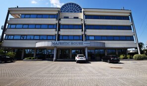 Vista frontal de la propiedad