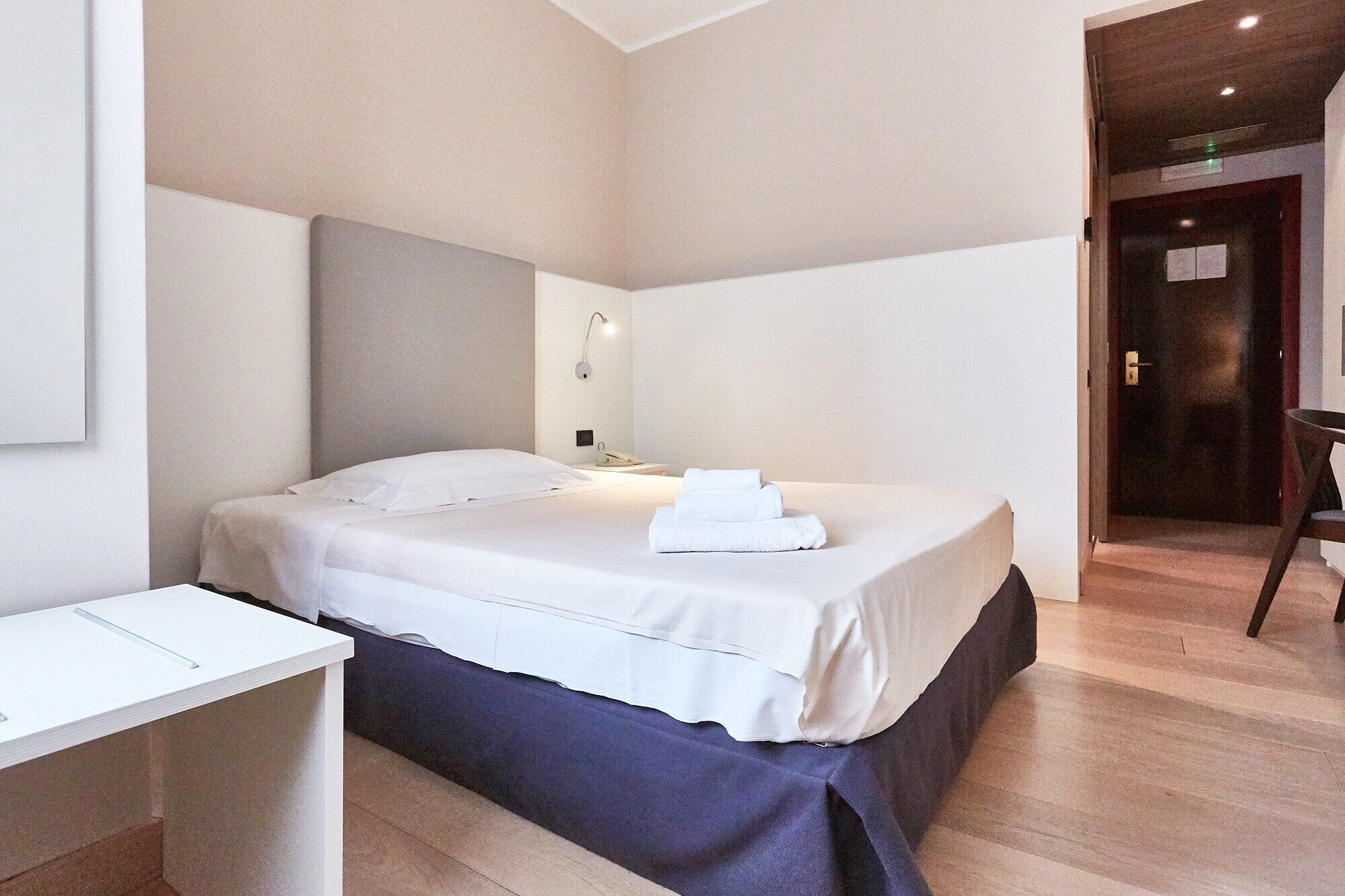 single room | minibar, in-room safe, desk, soundproofing