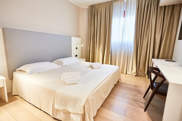 Minibar, caja de seguridad en la habitación y escritorio 