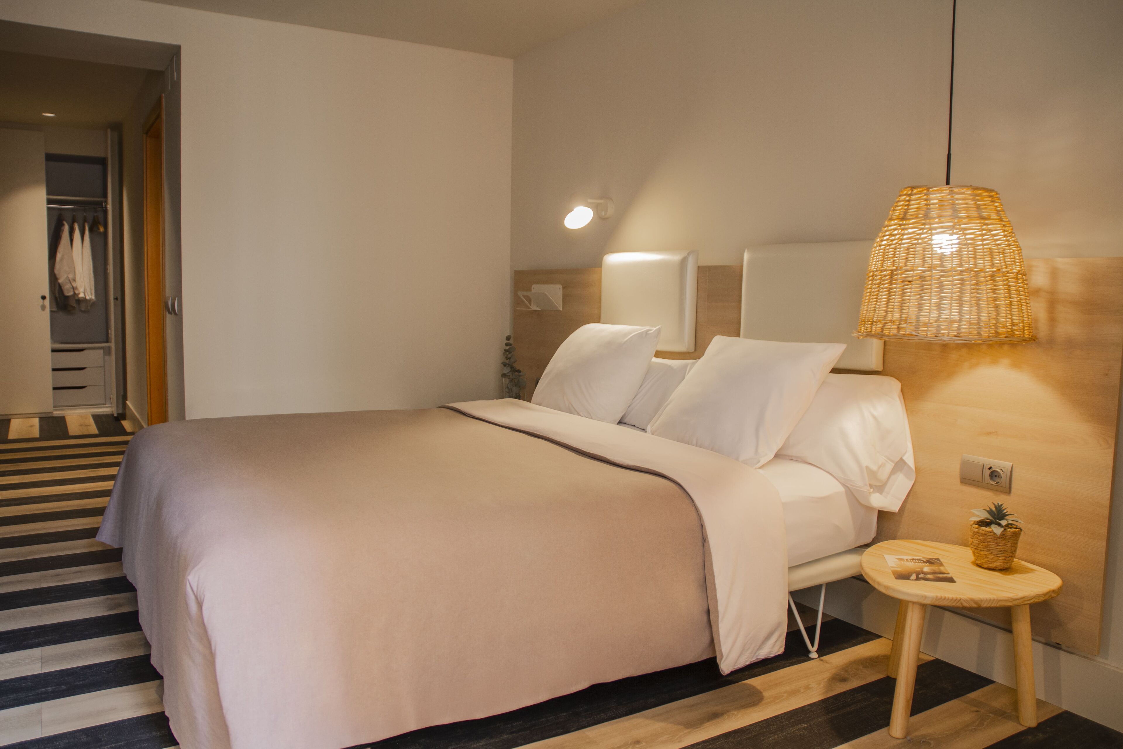 standard room | desk, soundproofing, free wifi, bed sheets