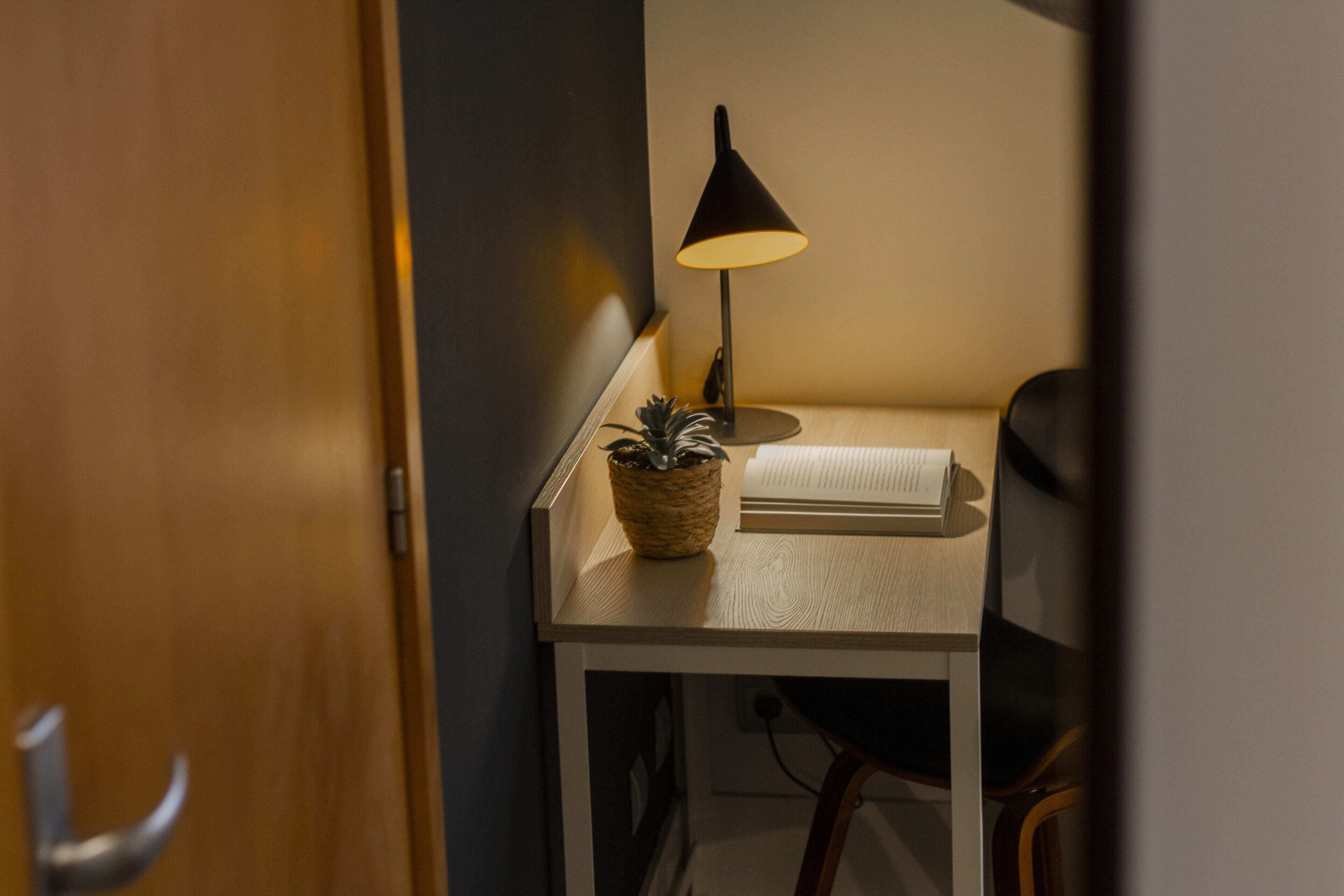 single room | desk, soundproofing, free wifi, bed sheets