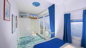 Suite Junior, balcone, vista mare | Biancheria da letto ipoallergenica, minibar, una cassaforte in camera