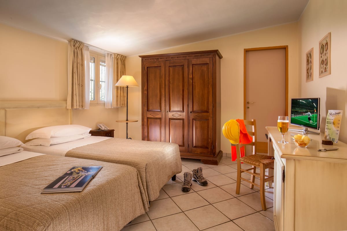 Eenvoudige kamer, 1 twee- of 2 eenpersoonsbedden | 1 slaapkamer, lakens van Egyptisch katoen, luxe beddengoed, een minibar
