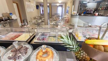 Petit déjeuner buffet (10 EUR par personne)