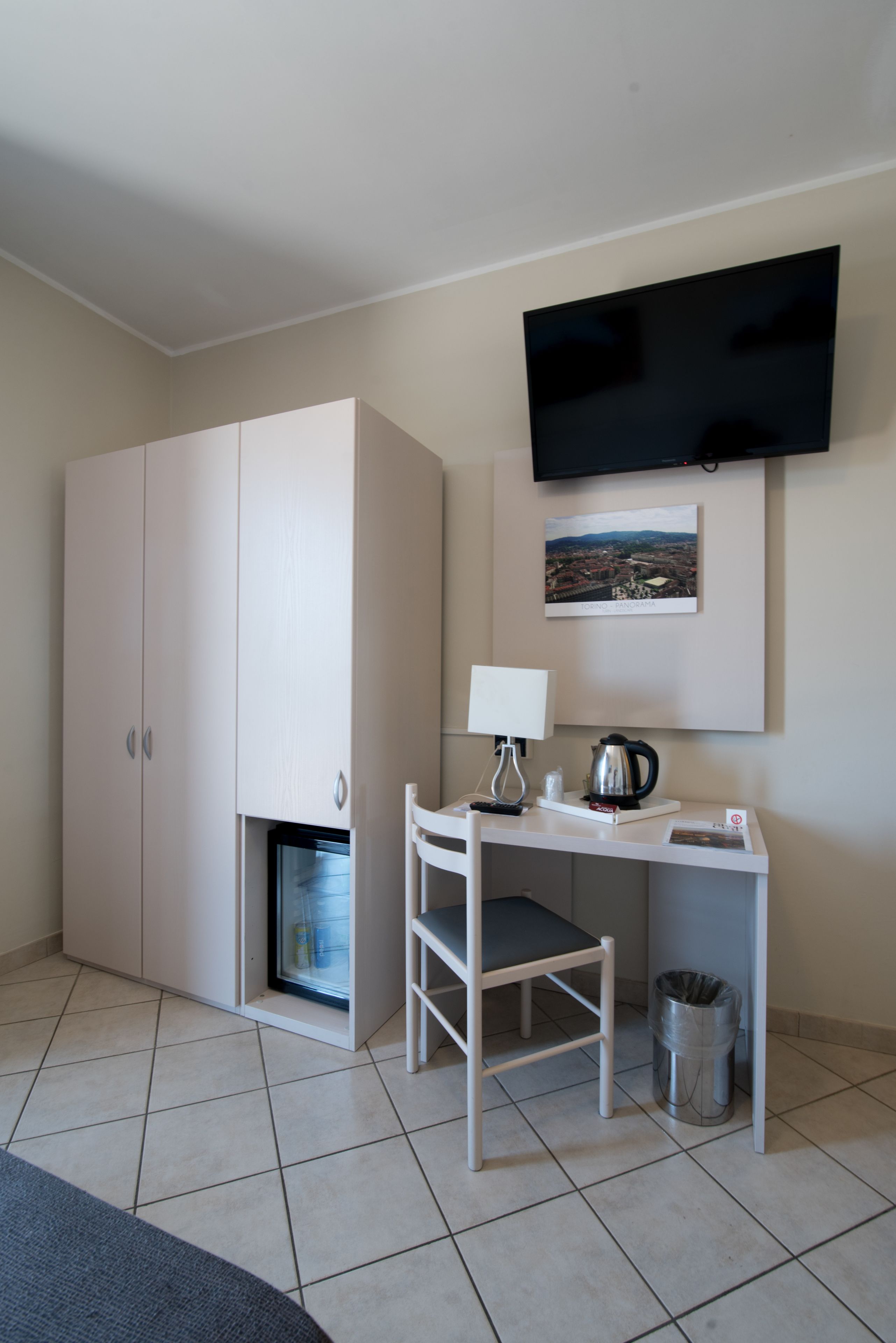 single room | hypo-allergenic bedding, down duvets, minibar, desk