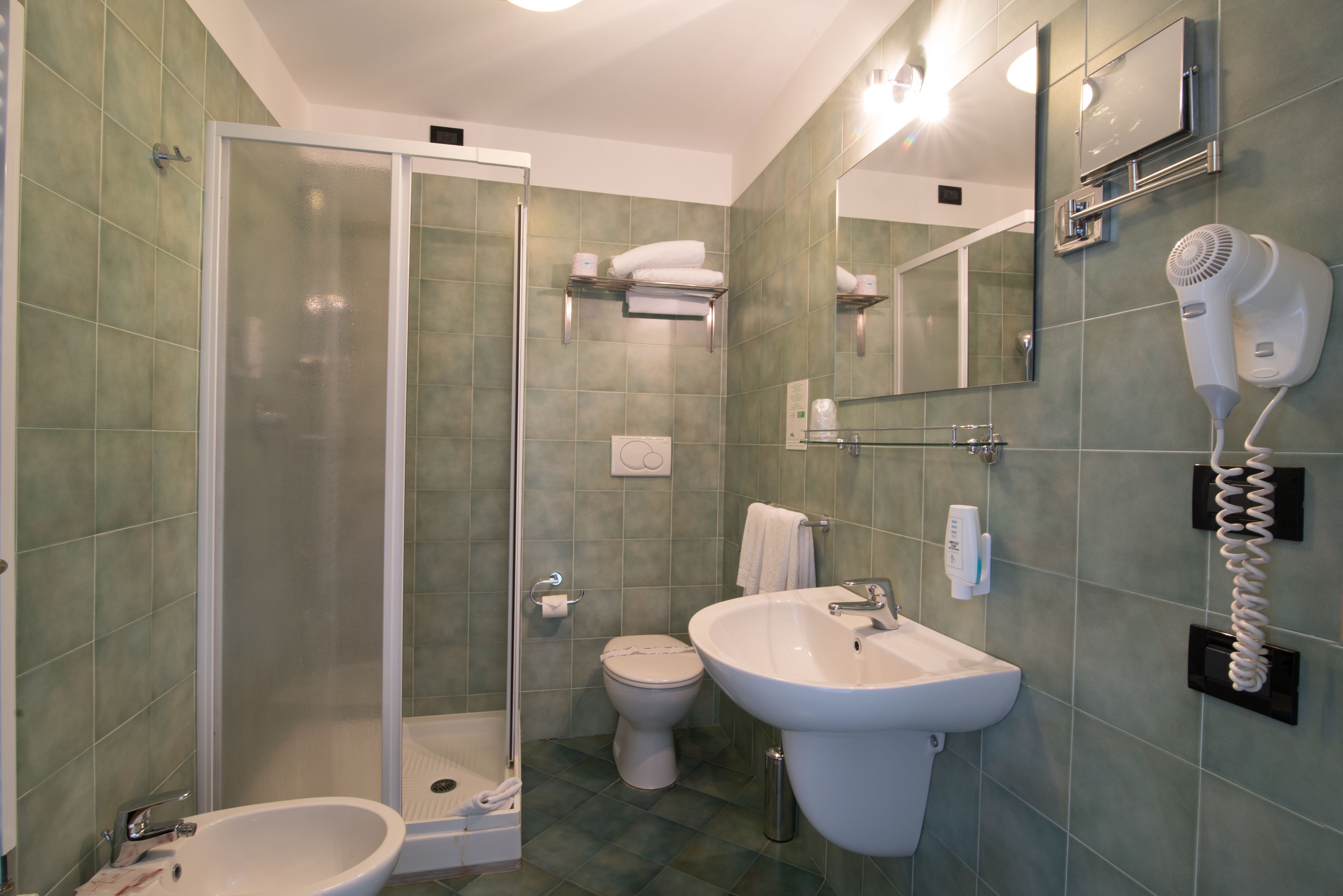 shower, rainfall showerhead, free toiletries, hair dryer