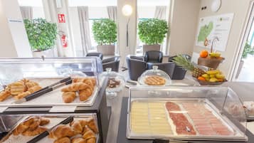 Petit déjeuner buffet (10 EUR par personne)