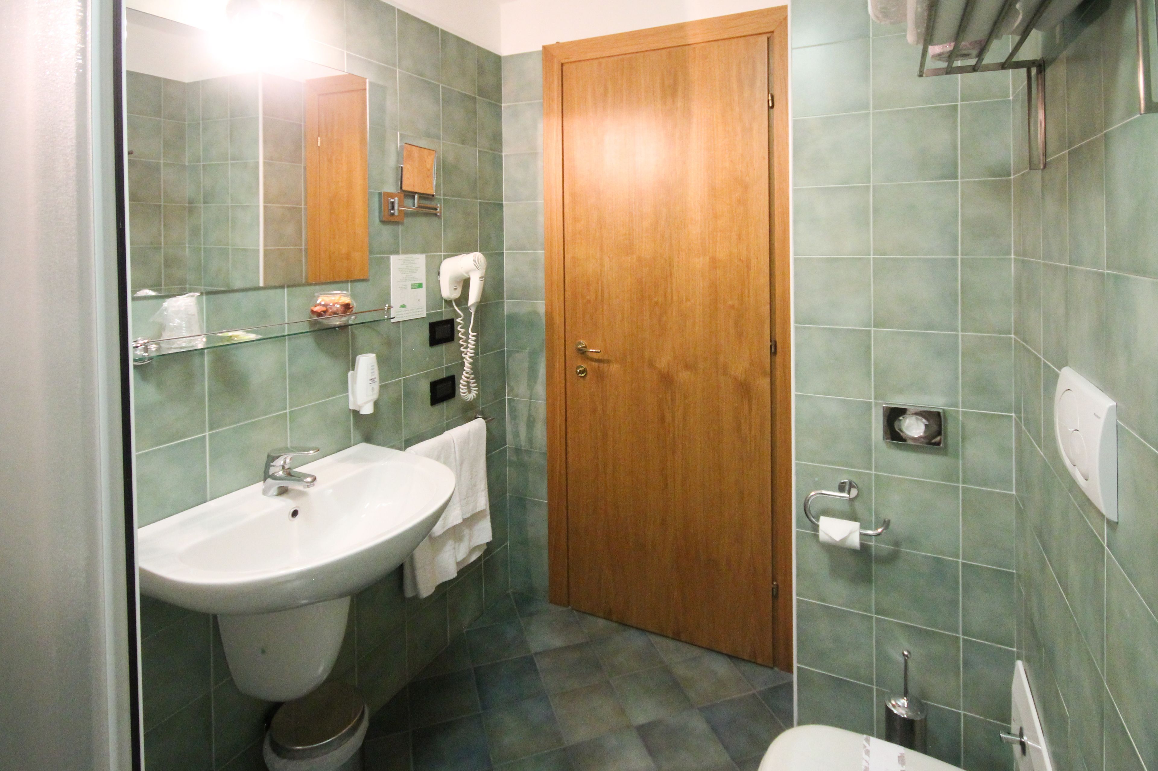 shower, rainfall showerhead, free toiletries, hair dryer