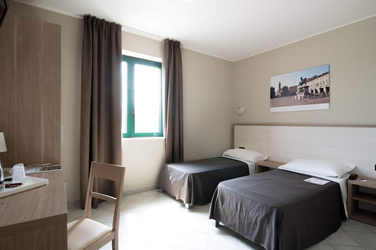 Ropa de cama hipoalergénica, cubrecamas, minibar y escritorio 