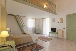 Caja de seguridad en la habitación y ropa de cama