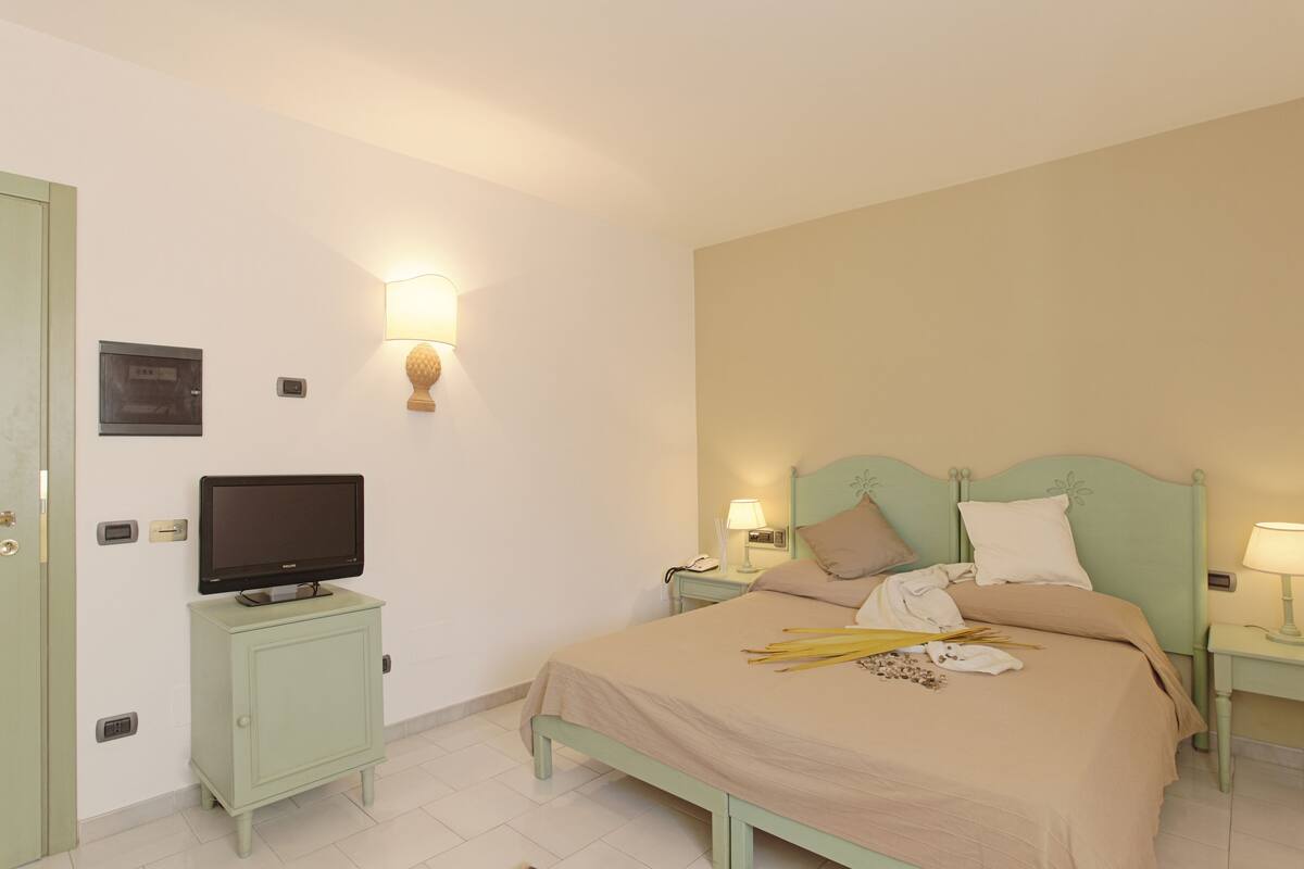 In-room safe, bed sheets
