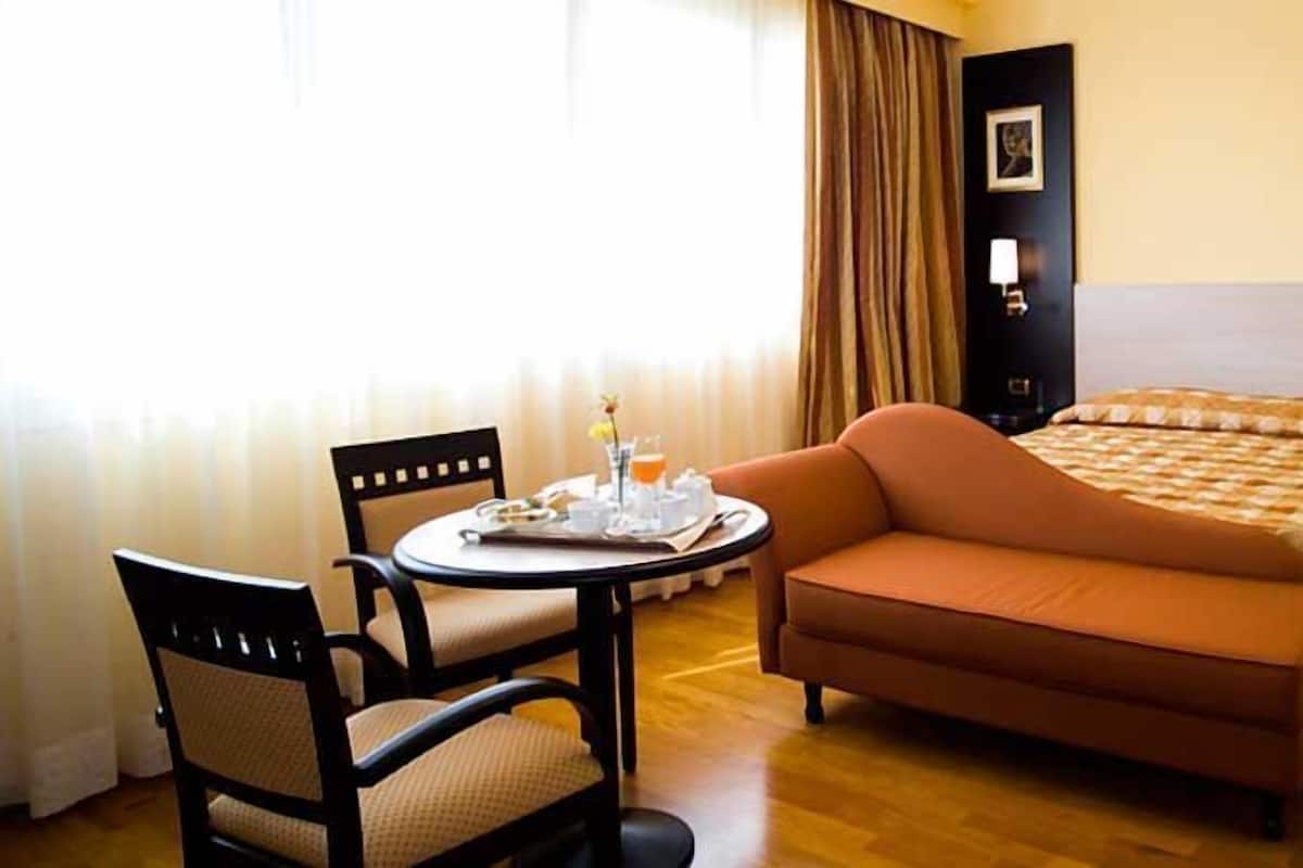Kamar Double Superior | Minibar, brankas, meja kerja, dan tirai kedap cahaya