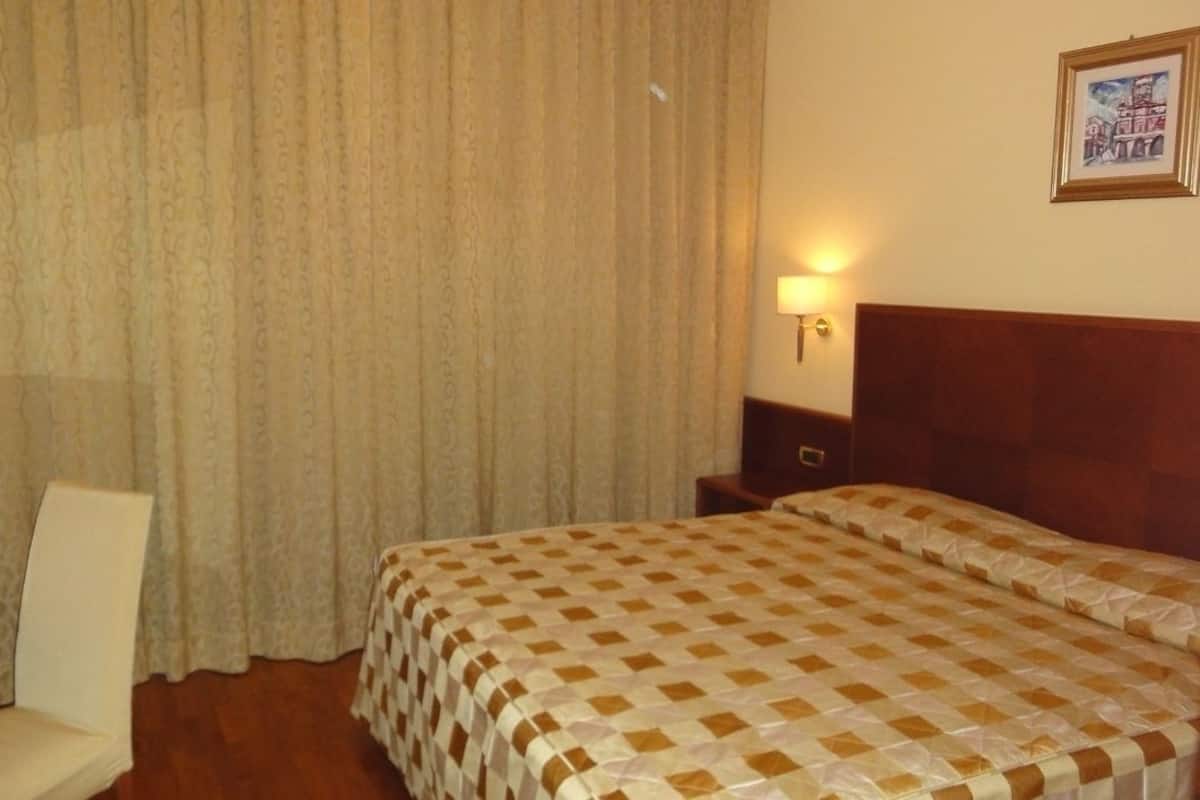 Minibar, brankas, meja kerja, dan tirai kedap cahaya