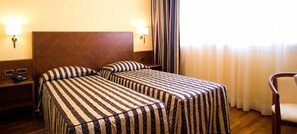 Minibar, safe på rommet, skrivebord og blendingsgardiner
