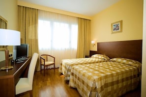 Minibar, in-room safe, desk, blackout drapes - Hotel Marconi (Bentivoglio)