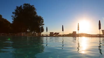 Piscina stagionale all'aperto, ombrelloni da piscina, lettini