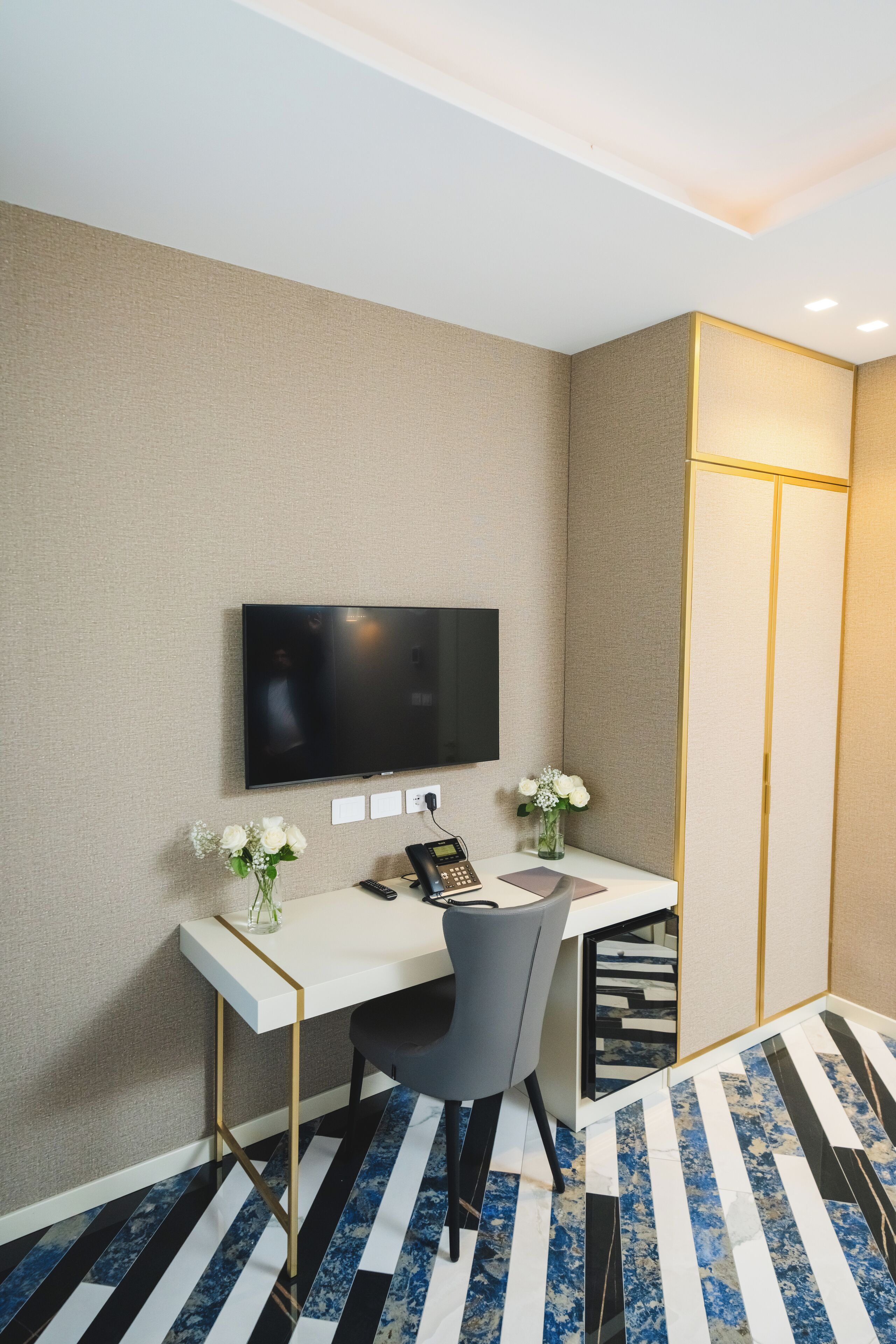 standard room, 1 double bed | minibar, in-room safe, desk, blackout curtains