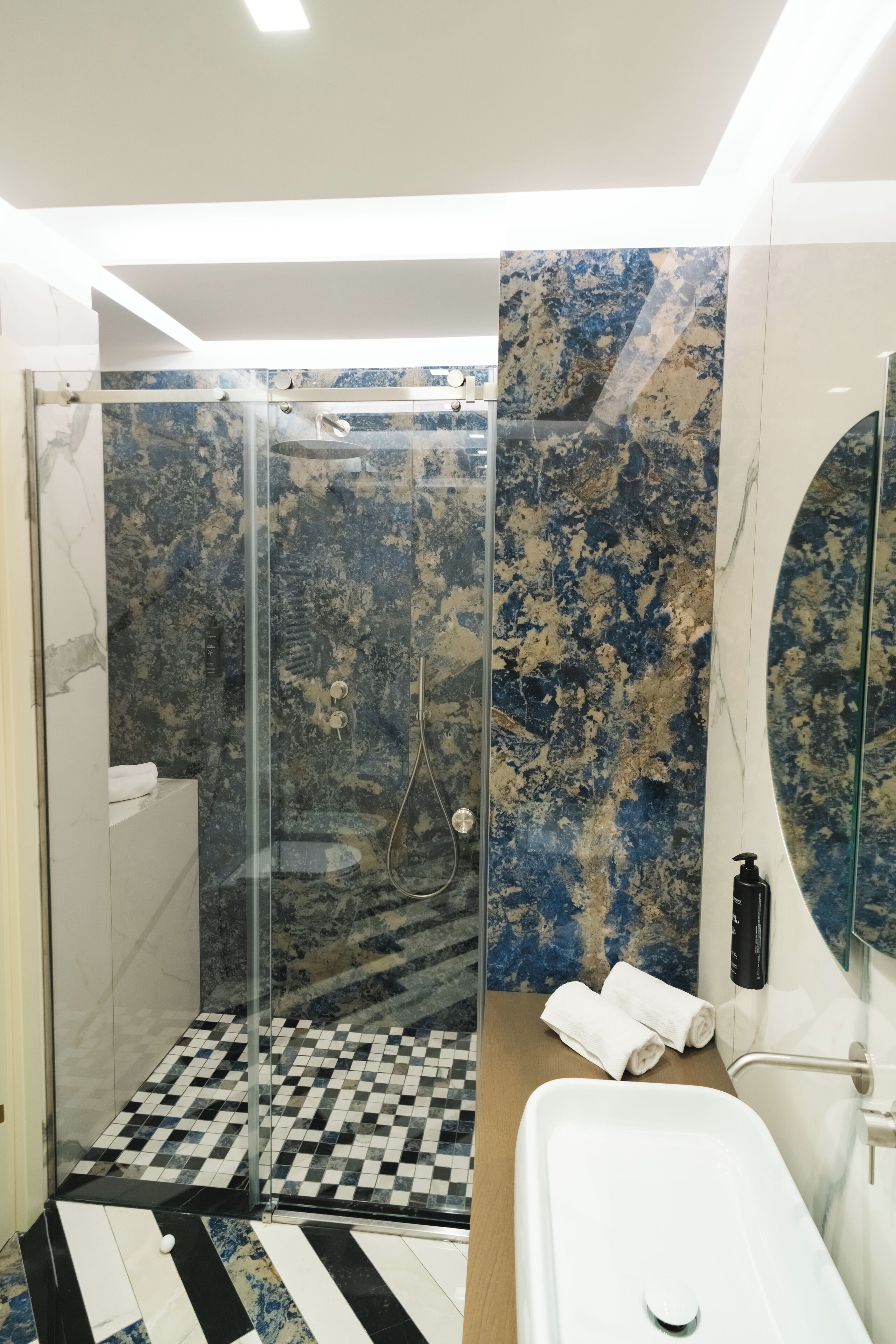 deluxe room, 1 double bed | bathroom | shower, free toiletries, hair dryer, bidet