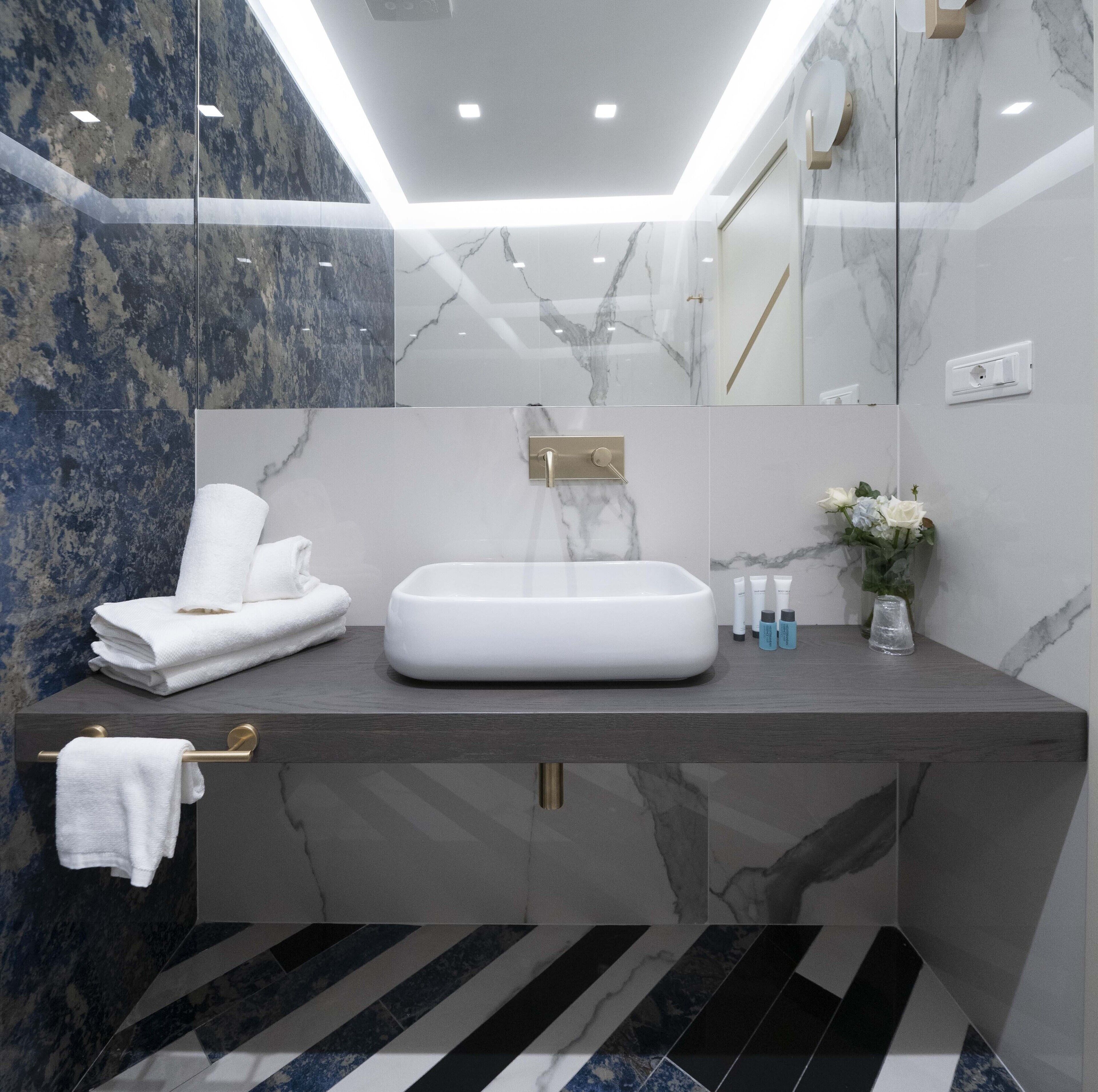 suite, sea view | bathroom | shower, free toiletries, hair dryer, bidet