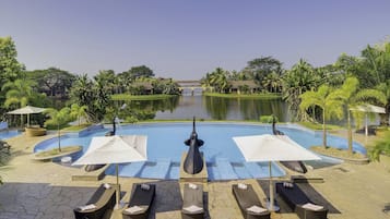 Kolam renang outdoor, dengan kursi berjemur