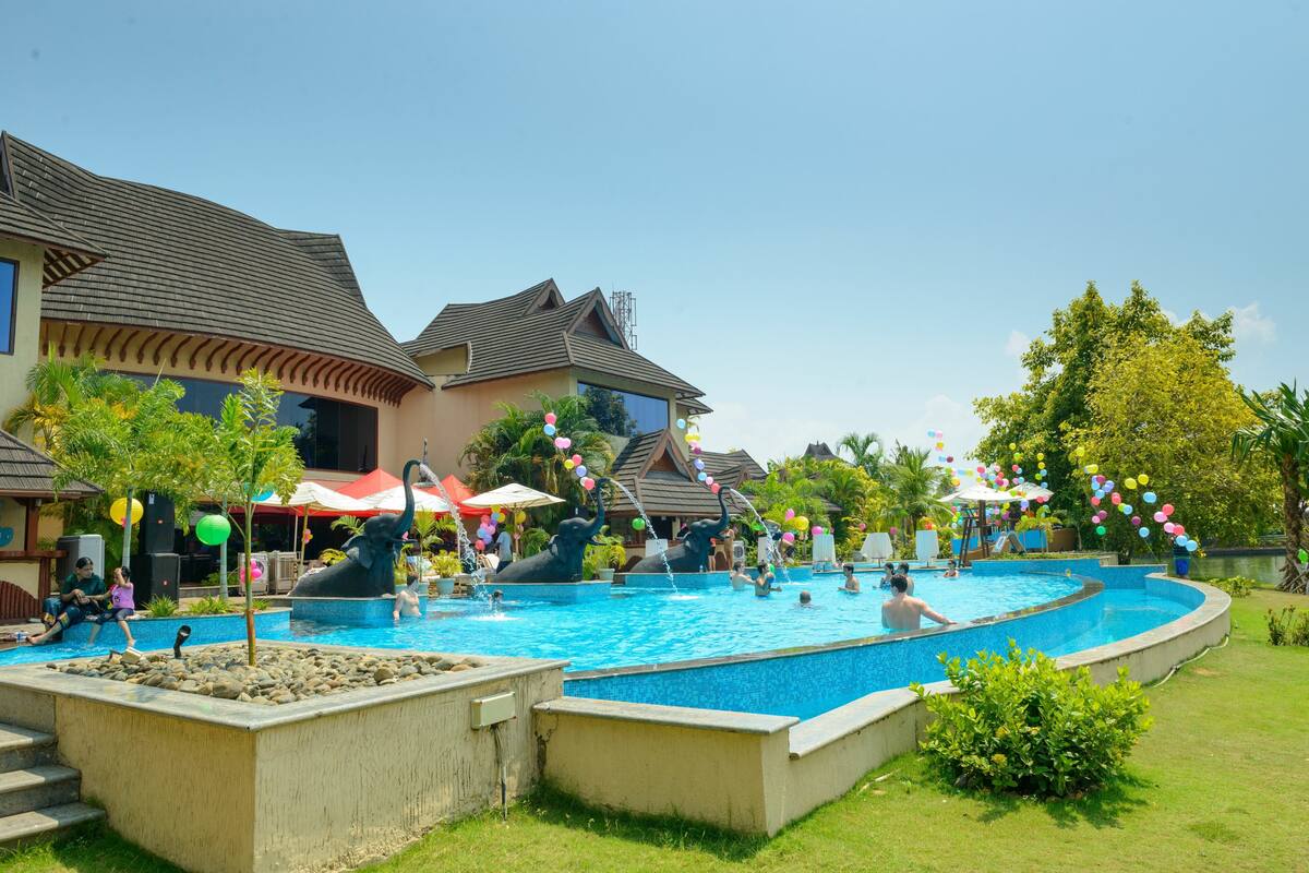 outdoor pool, pool loungers