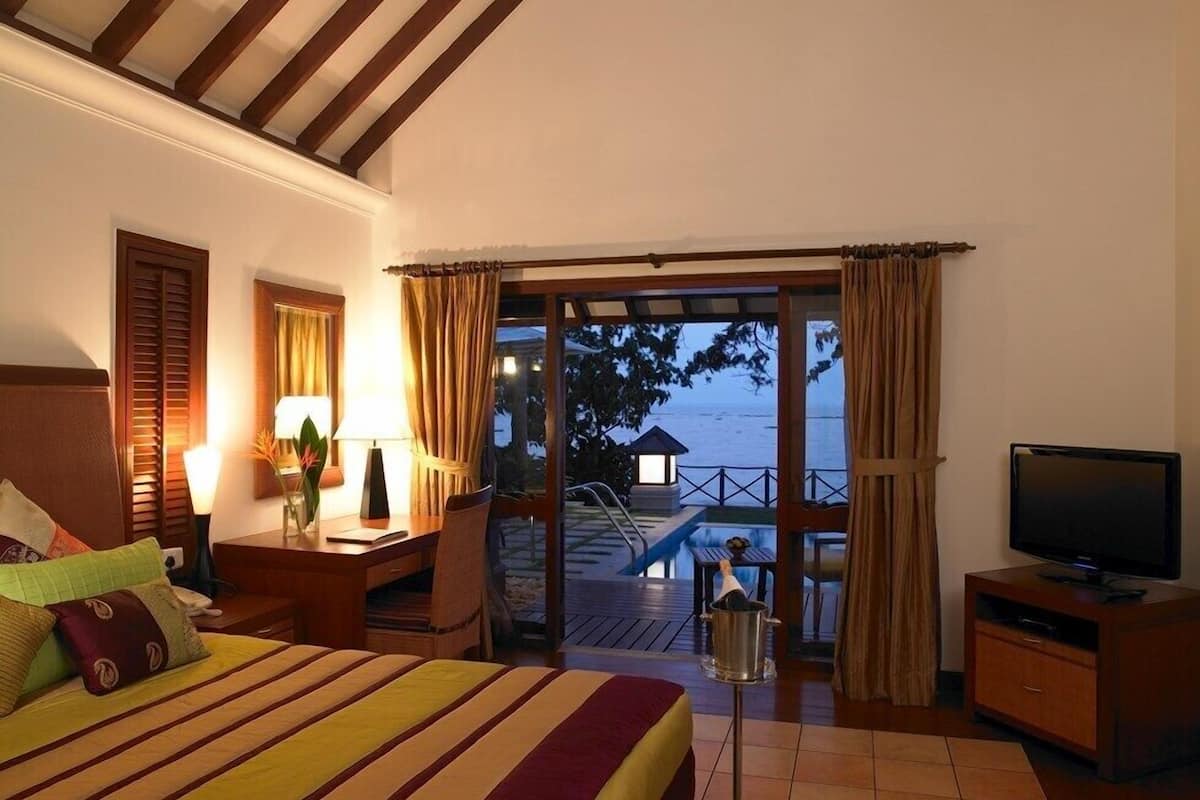 presidential, pool view | 1 bedroom, egyptian cotton sheets, premium bedding, select comfort beds