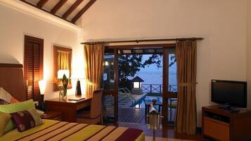 Presidential, Pool View | Egyptian cotton sheets, premium bedding, Select Comfort beds, minibar