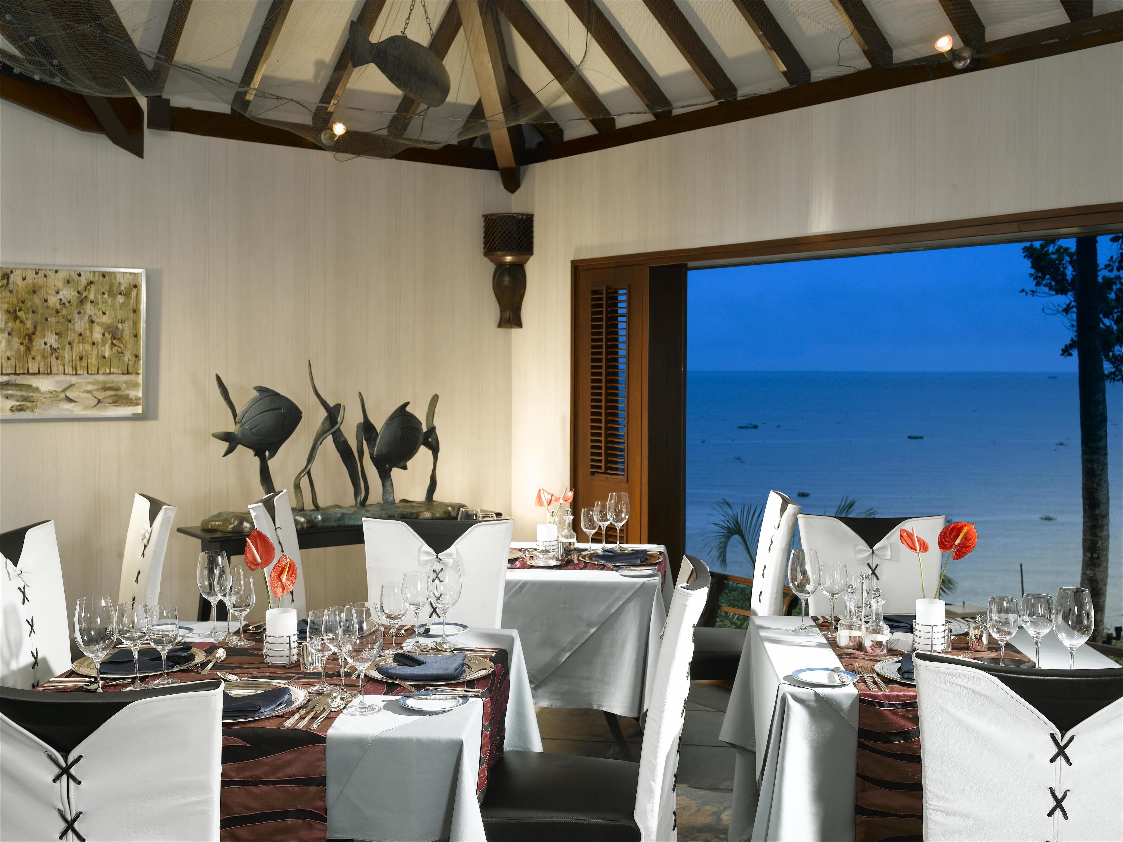 2 restaurants, breakfast, lunch, dinner served; seafood