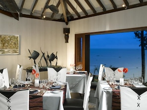 2 restaurantes, se sirven desayunos, comidas, cenas y mariscos