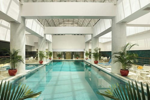 Piscina coperta, servizio di salvamento in loco