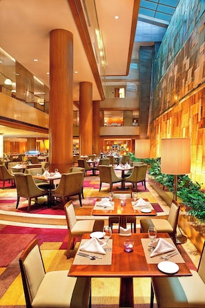 3 restaurants; breakfast, lunch, dinner, and brunch served - Sheraton Ningbo Hotel (Ningbo)