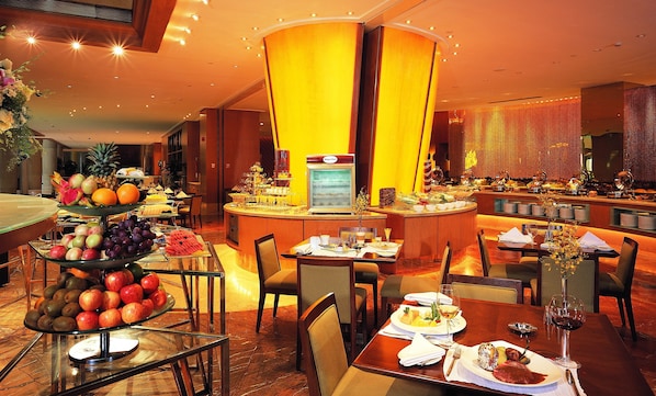Daily buffet breakfast (CNY 147 per person)