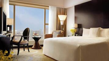 Deluxe Room, 1 Double Bed | 1 bedroom, minibar, in-room safe, desk