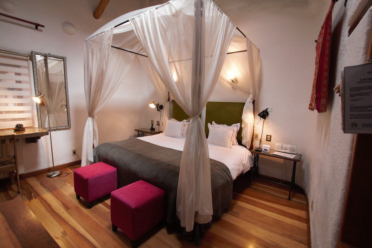 Suite familiar, varias camas, bañera | 1 dormitorio, ropa de cama de alta calidad, edredones de plumas