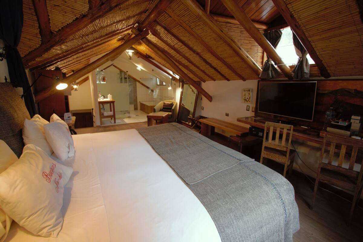 Deluxe Suite, 1 King Bed, Bathtub, Mountain View | 1 bedroom, premium bedding, down duvets, pillow-top beds