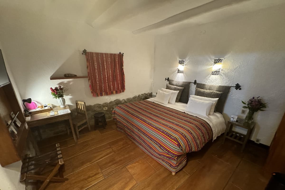 Habitación clásica, 1 cama doble, vistas al patio | 1 dormitorio, ropa de cama de alta calidad, edredones de plumas