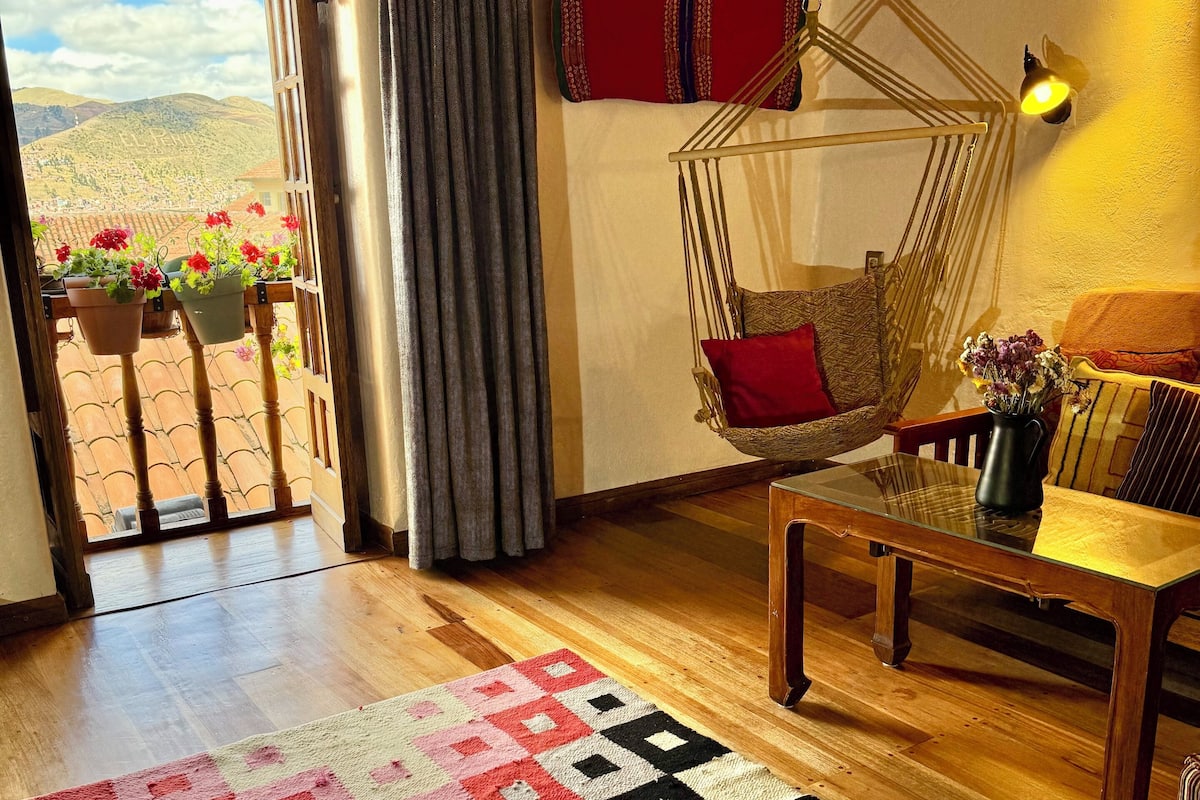 Habitación de diseño, 1 cama de matrimonio grande con sofá cama, vistas a la ciudad | 1 dormitorio, ropa de cama de alta calidad, edredones de plumas
