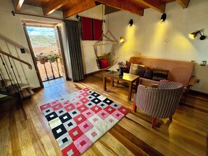 Design-Zimmer, Mehrere Betten, Stadtblick | Wohnbereich | 32-Zoll-Smart-TV mit Digitalempfang, Netflix, Streaming-Dienste