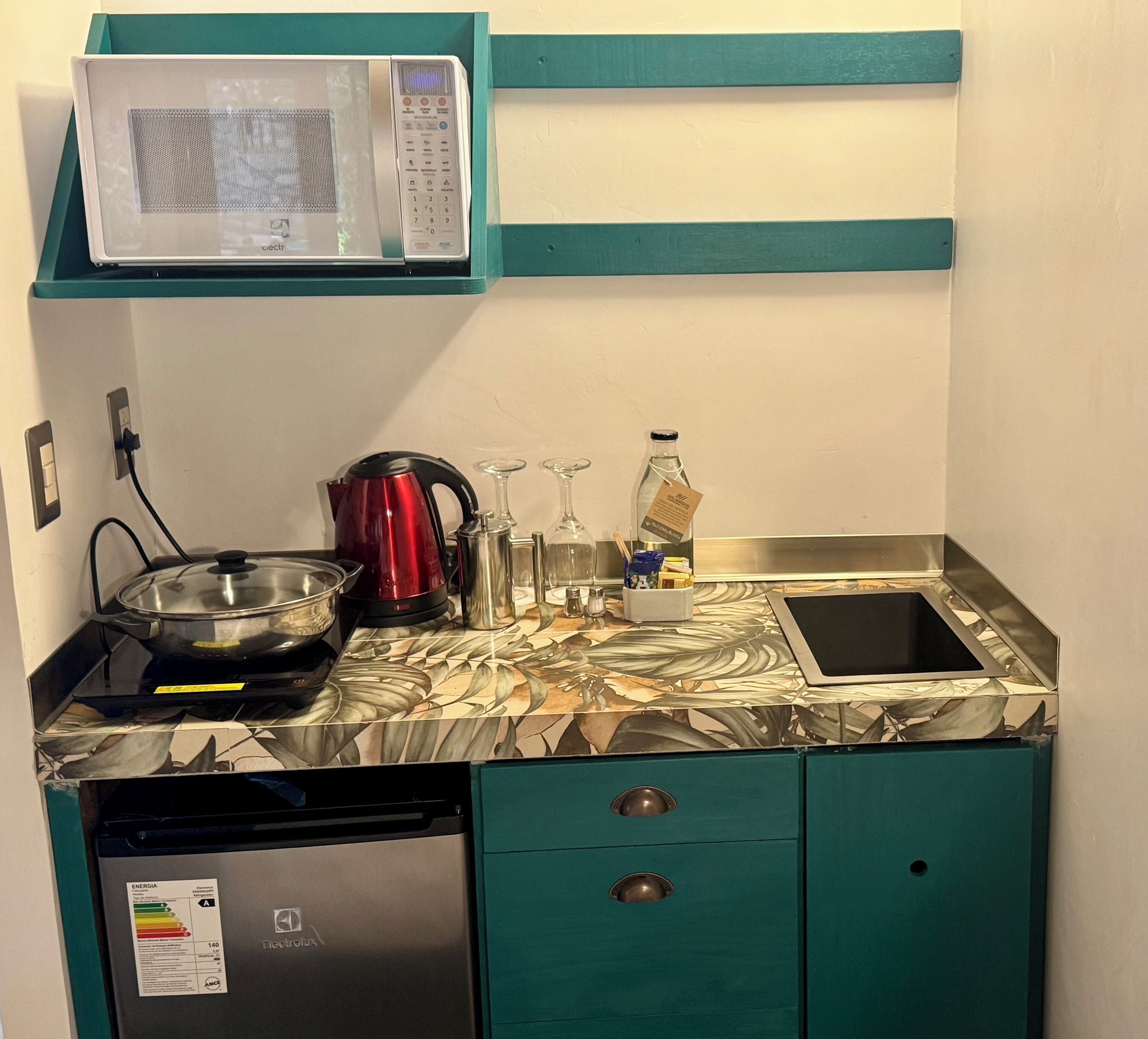 family room, multiple beds, kitchenette, courtyard view | private kitchen | electric kettle, griddle, paper towels